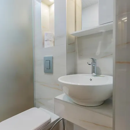 Apartamento Urban Five #2 - Stylish One-bedroom With Kitchen & Parking