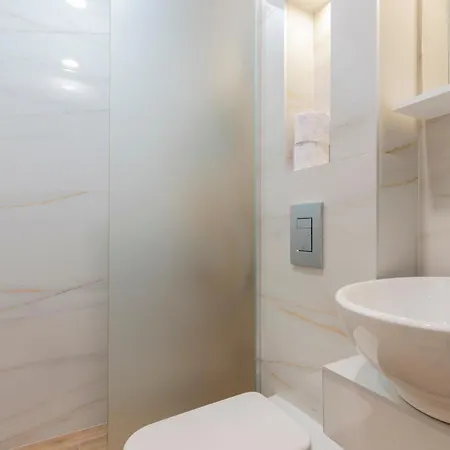 Lejlighed Urban Five #2 - Stylish One-bedroom With Kitchen & Parking *