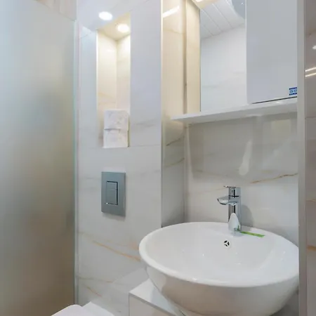 Urban Five #2 - Stylish One-bedroom With Kitchen & Parking Apartamento *
