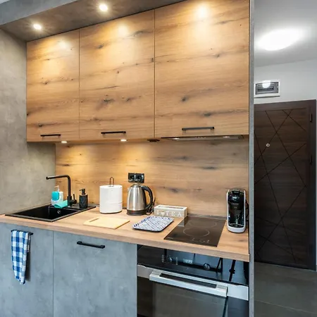 Urban Five #2 - Stylish One-bedroom With Kitchen & Parking Lejlighed