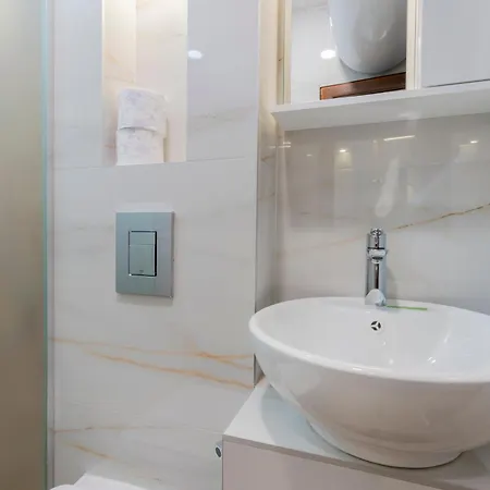 Urban Five #2 - Stylish One-bedroom With Kitchen & Parking Lejlighed
