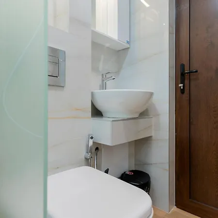 Urban Five #2 - Stylish One-bedroom With Kitchen & Parking Apartamento