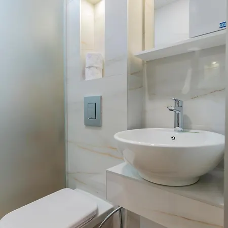 Urban Five #2 - Stylish One-bedroom With Kitchen & Parking Apartamento
