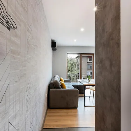 Apartamento Urban Five #2 - Stylish One-bedroom With Kitchen & Parking *