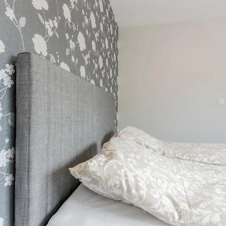 Urban Five #2 - Stylish One-bedroom With Kitchen & Parking Lejlighed