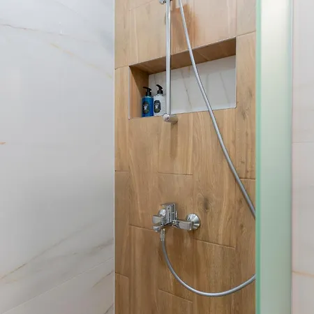 Urban Five #2 - Stylish One-bedroom With Kitchen & Parking Apartamento
