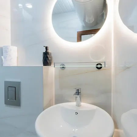 Apartamento Urban Five #2 - Stylish One-bedroom With Kitchen & Parking *