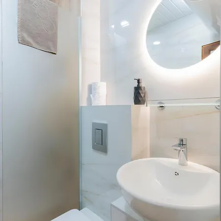 Apartamento Urban Five #2 - Stylish One-bedroom With Kitchen & Parking