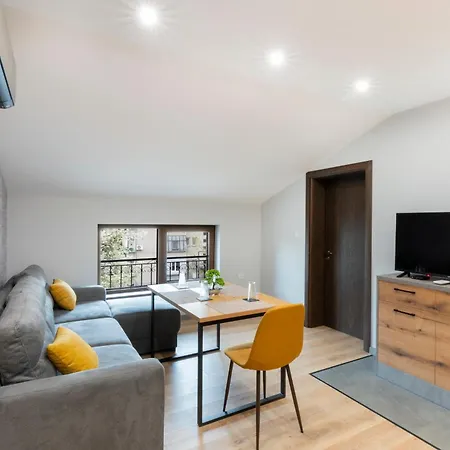 Urban Five #2 - Stylish One-bedroom With Kitchen & Parking *
