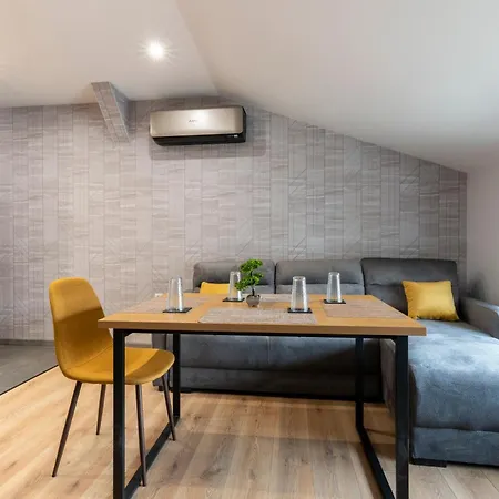 Urban Five #2 - Stylish One-bedroom With Kitchen & Parking Lejlighed