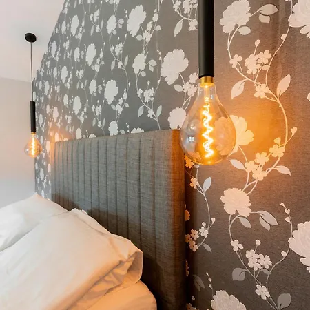 Urban Five #2 - Stylish One-bedroom With Kitchen & Parking